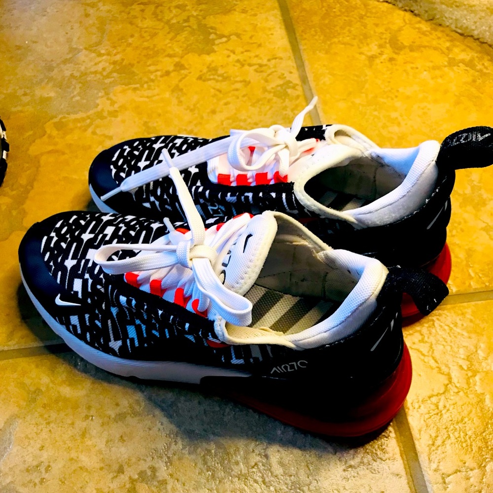 Nike Womens Black White Red Patterned Running Sneakers